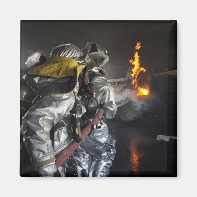 Feuerwehrleute löschen ein Feuer in einer Ausbildu Magnet (Vorne)