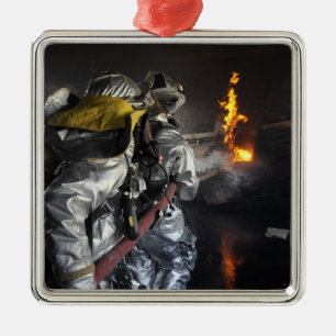 Feuerwehrleute löschen ein Feuer in einer Ausbildu Silbernes Ornament