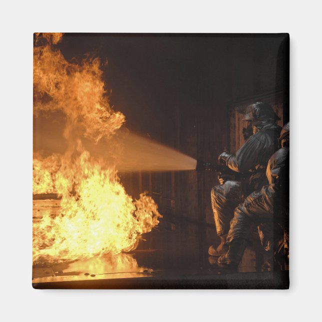 Feuerwehrleute löschen eine simulierte Batterie Magnet (Vorne)