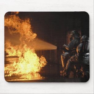 Feuerwehrleute löschen eine simulierte Batterie Mousepad