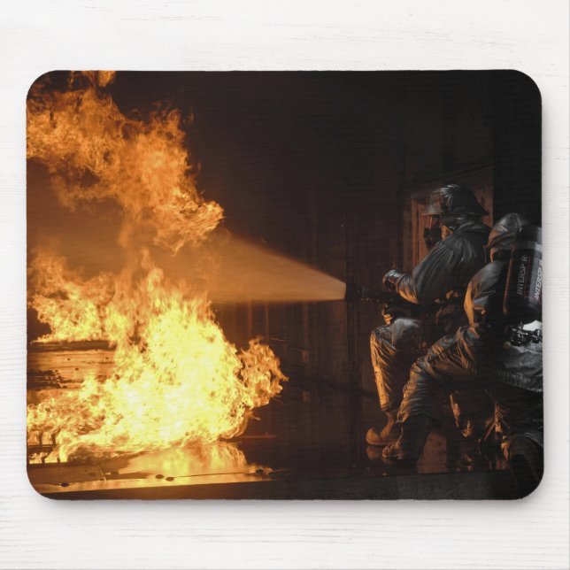 Feuerwehrleute löschen eine simulierte Batterie Mousepad (Vorne)