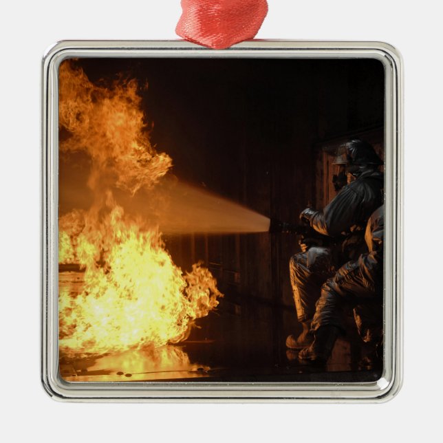 Feuerwehrleute löschen eine simulierte Batterie Ornament Aus Metall (Vorne)