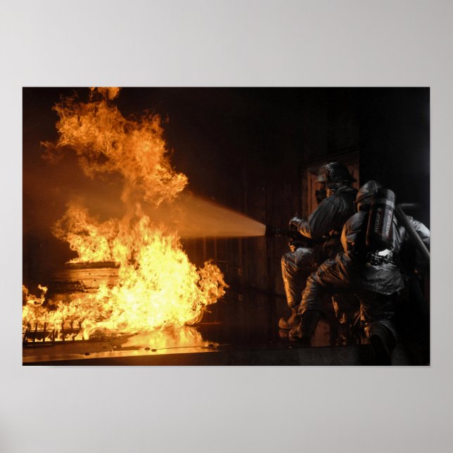 Feuerwehrleute löschen eine simulierte Batterie Poster (Vorne)