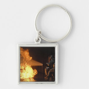 Feuerwehrleute löschen eine simulierte Batterie Schlüsselanhänger