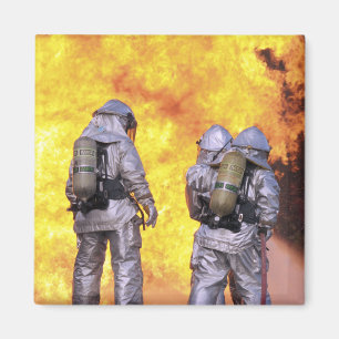 Feuerwehrleute löschen einen Flugzeugbrand Magnet