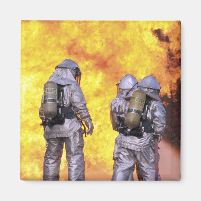 Feuerwehrleute löschen einen Flugzeugbrand Magnet (Vorne)