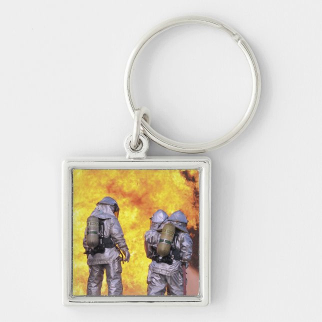 Feuerwehrleute löschen einen Flugzeugbrand Schlüsselanhänger (Vorne)