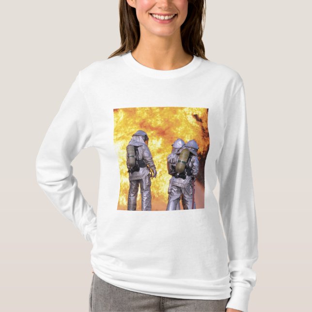 Feuerwehrleute löschen einen Flugzeugbrand T-Shirt (Vorderseite)