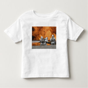 Feuerwehrleute neutralisieren ein Feuer Kleinkind T-shirt