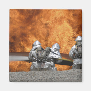 Feuerwehrleute neutralisieren ein Feuer Magnet