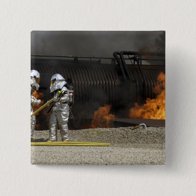 Feuerwehrleute neutralisieren ein lebendes Feuer Button (Vorderseite)