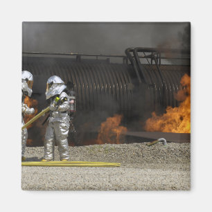 Feuerwehrleute neutralisieren ein lebendes Feuer Magnet