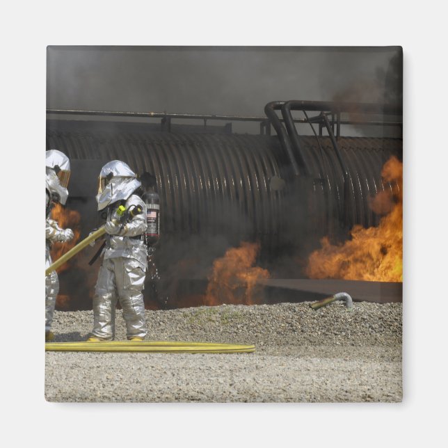 Feuerwehrleute neutralisieren ein lebendes Feuer Magnet (Vorne)