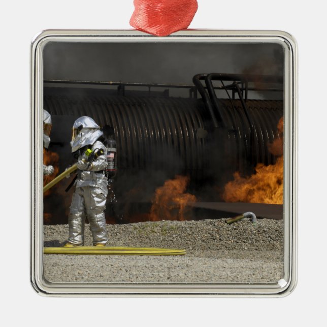 Feuerwehrleute neutralisieren ein lebendes Feuer Ornament Aus Metall (Vorne)