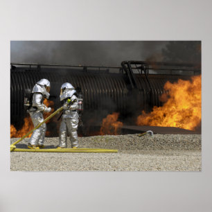 Feuerwehrleute neutralisieren ein lebendes Feuer Poster
