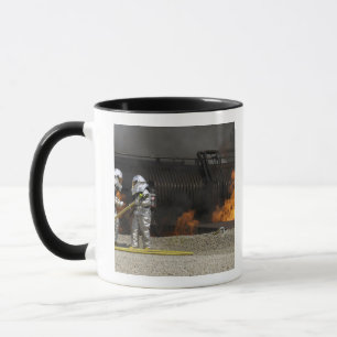 Feuerwehrleute neutralisieren ein lebendes Feuer Tasse