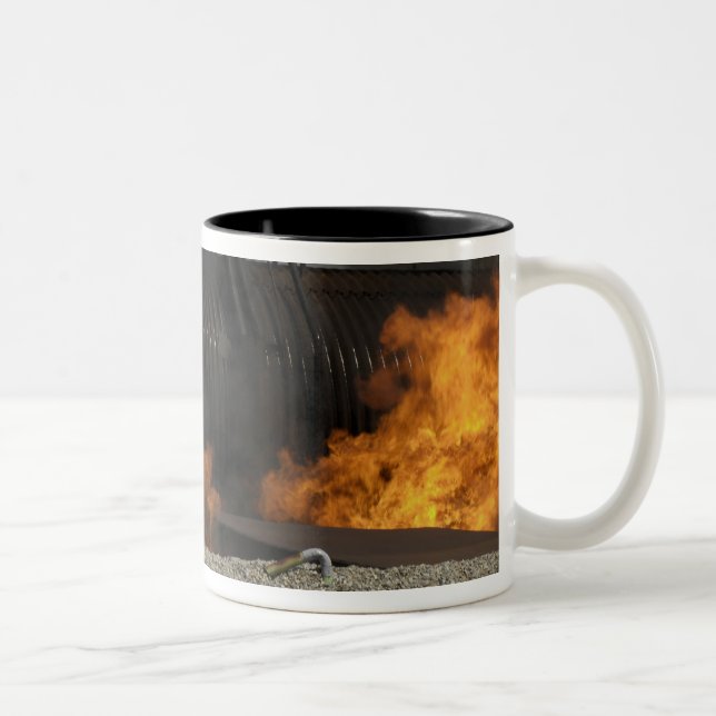 Feuerwehrleute neutralisieren ein lebendes Feuer Zweifarbige Tasse (Rechts)