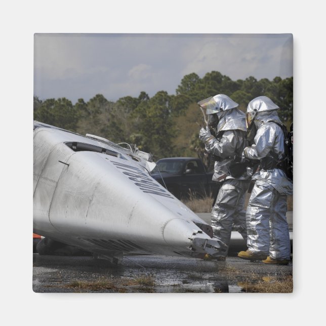 Feuerwehrleute reagieren auf die Szene Magnet (Vorne)