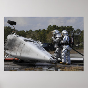 Feuerwehrleute reagieren auf die Szene Poster
