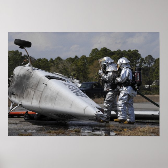Feuerwehrleute reagieren auf die Szene Poster (Vorne)