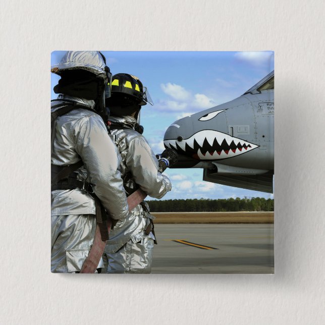 Feuerwehrleute setzen während eines Bohrvorgangs e Button (Vorderseite)