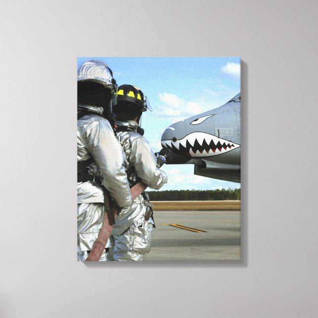 Feuerwehrleute setzen während eines Bohrvorgangs e Leinwanddruck (Vorderseite)