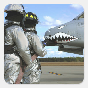 Feuerwehrleute setzen während eines Bohrvorgangs e Quadratischer Aufkleber