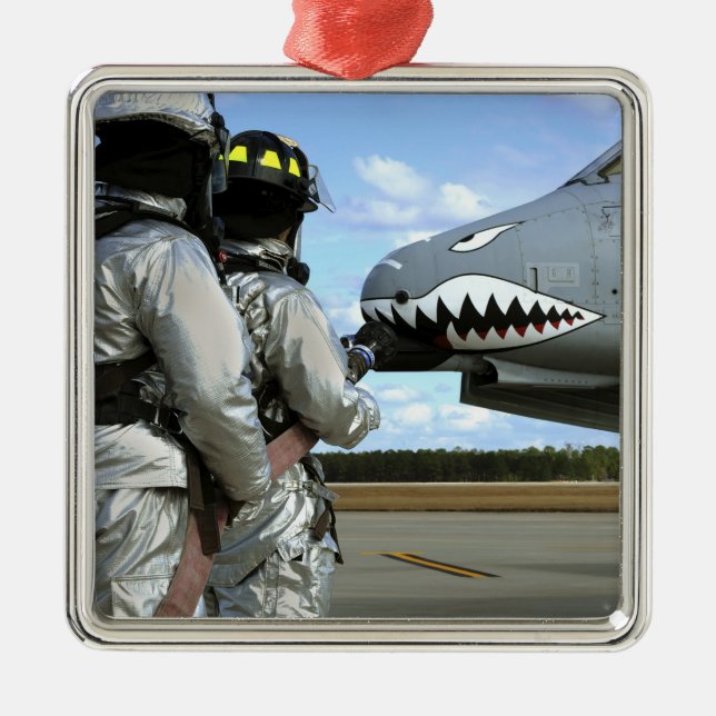 Feuerwehrleute setzen während eines Bohrvorgangs e Silbernes Ornament (Vorne)