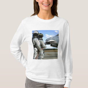 Feuerwehrleute setzen während eines Bohrvorgangs e T-Shirt