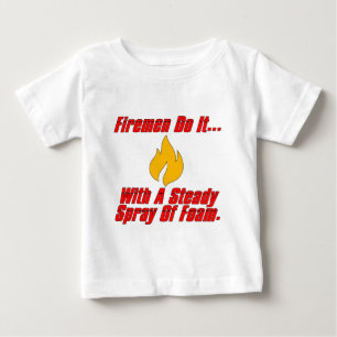 Feuerwehrleute tun es... mit einem stetigen Sprays Baby T-shirt