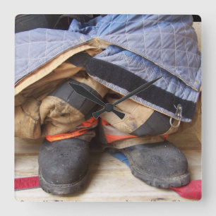 Feuerwehrmann-Anzugs-und Stiefel-Wand-Uhr Quadratische Wanduhr