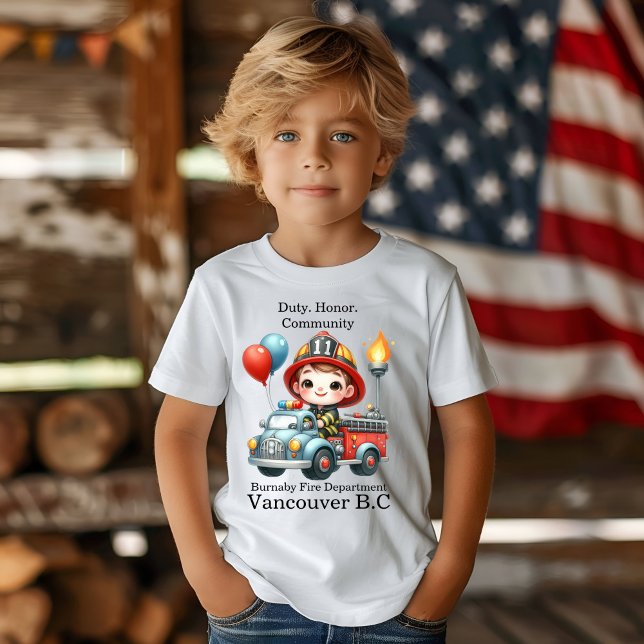 Feuerwehrmann auf einem farbenfrohen Lastwagen mit T-Shirt (Von Creator hochgeladen)