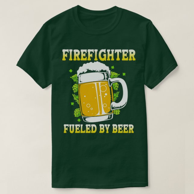 Feuerwehrmann, der von einem Bierfeuer angefacht w T-Shirt (Design vorne)