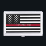 Feuerwehrmann-dünne rote Linie Visitenkarten Dose<br><div class="desc">Dieser patriotische Visitenkartekasten kennzeichnet eine Schwarzweiss-amerikanische Flagge mit einer dünnen roten Linie über der Mitte und Ihrem Namen in einer modernen weißen Typografie,  damit Sie personifizieren. Bringt unsere dünne rote Linie Geschäftskarte gefallen so Karo heraus unser i-Liebe Digis Geschäft für mehr Einzelteile zusammen.</div>