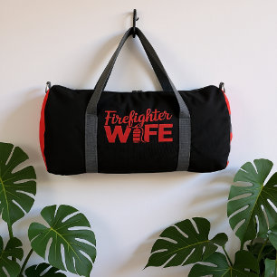 Feuerwehrmann-Ehefrau roter Text Duffle Bag