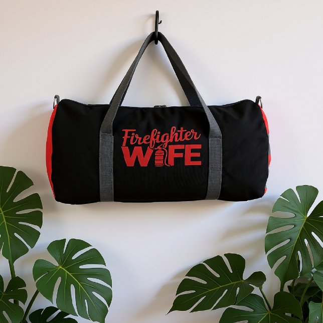 Feuerwehrmann-Ehefrau roter Text  Duffle Bag (Von Creator hochgeladen)