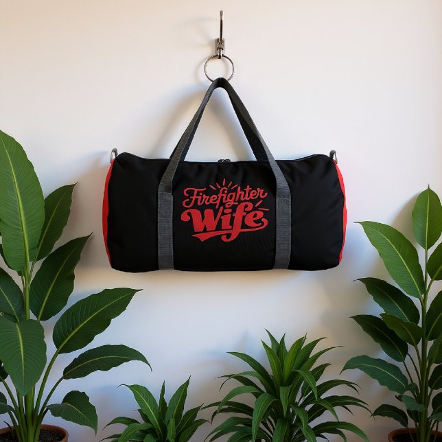 Feuerwehrmann-Ehefrau roter Text  Duffle Bag (Von Creator hochgeladen)