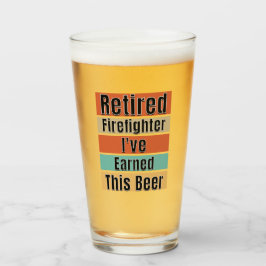 Feuerwehrmann ermüdet. Ich habe dieses Bier verdie Glas