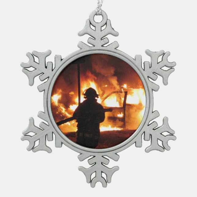 Feuerwehrmann in den Flammen Schneeflocken Zinn-Ornament (Vorderseite)