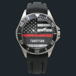 Feuerwehrmann mit personalisierter dünner roter Li Armbanduhr<br><div class="desc">Thin Red Line Firefighter Watch - American Flag Design in Firefighter Flag Farben,  Not Design . Liebliches Geschenk für Ihren Lieblingsfeuerwehrmann oder Feuerwehrmann. Großartiges Feuerwehrrente-Geschenk oder Wertgutschein. Personalisieren mit Namen. COPYRIGHT © 2020 Judy Burrows,  Black Dog Art - Alle Rechte vorbehalten. Feuerwehrbeobachtung auf der personalisierten dünnen roten Linie</div>