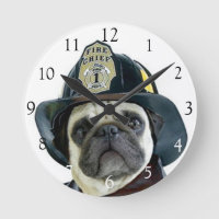 Feuerwehrmann-Mops-Hunderunde Uhr