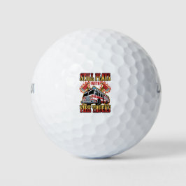 Feuerwehrmann spielt immer noch mit Feuerwehrfahrz Golfball