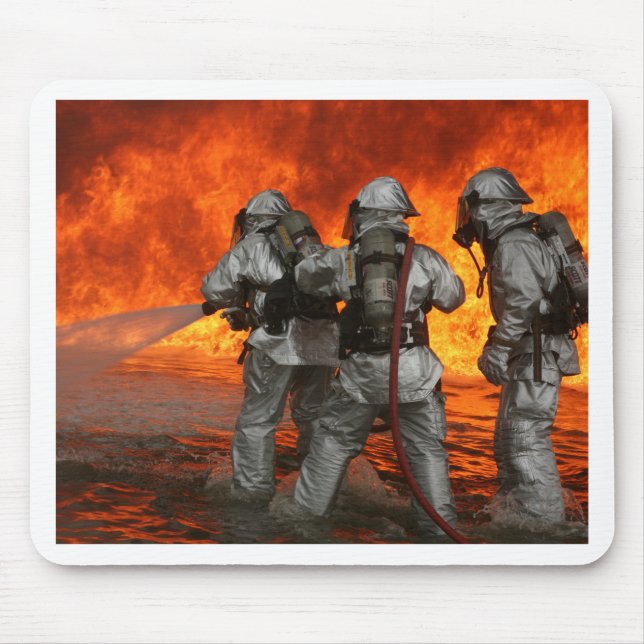 Feuerwehrmänner, die ein Feuer kämpfen Mousepad (Vorne)