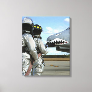 Feuerwehrmänner entfalten einen Feuerlöschschlau Leinwanddruck