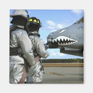 Feuerwehrmänner entfalten einen Feuerlöschschlau Magnet