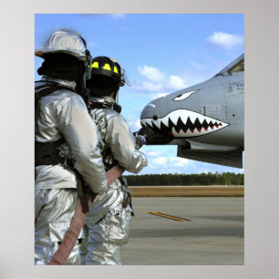 Feuerwehrmänner entfalten einen Feuerlöschschlauch Poster