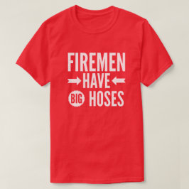 Feuerwehrmänner haben große Schläuche T-Shirt