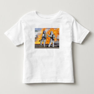 Feuerwehrmänner kämpfen ein simuliertes Feuer Kleinkind T-shirt