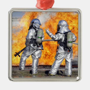 Feuerwehrmänner kämpfen ein simuliertes Feuer Ornament Aus Metall