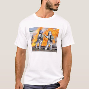 Feuerwehrmänner kämpfen ein simuliertes Feuer T-Shirt